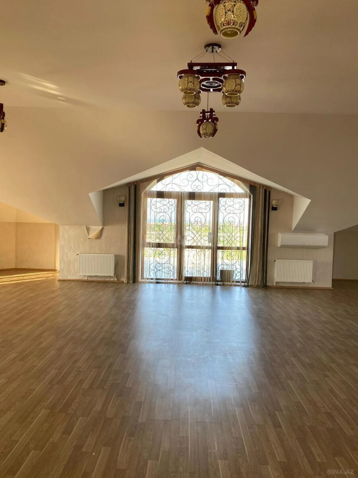 Satılır 10 otaqlı həyət evi 400 m²