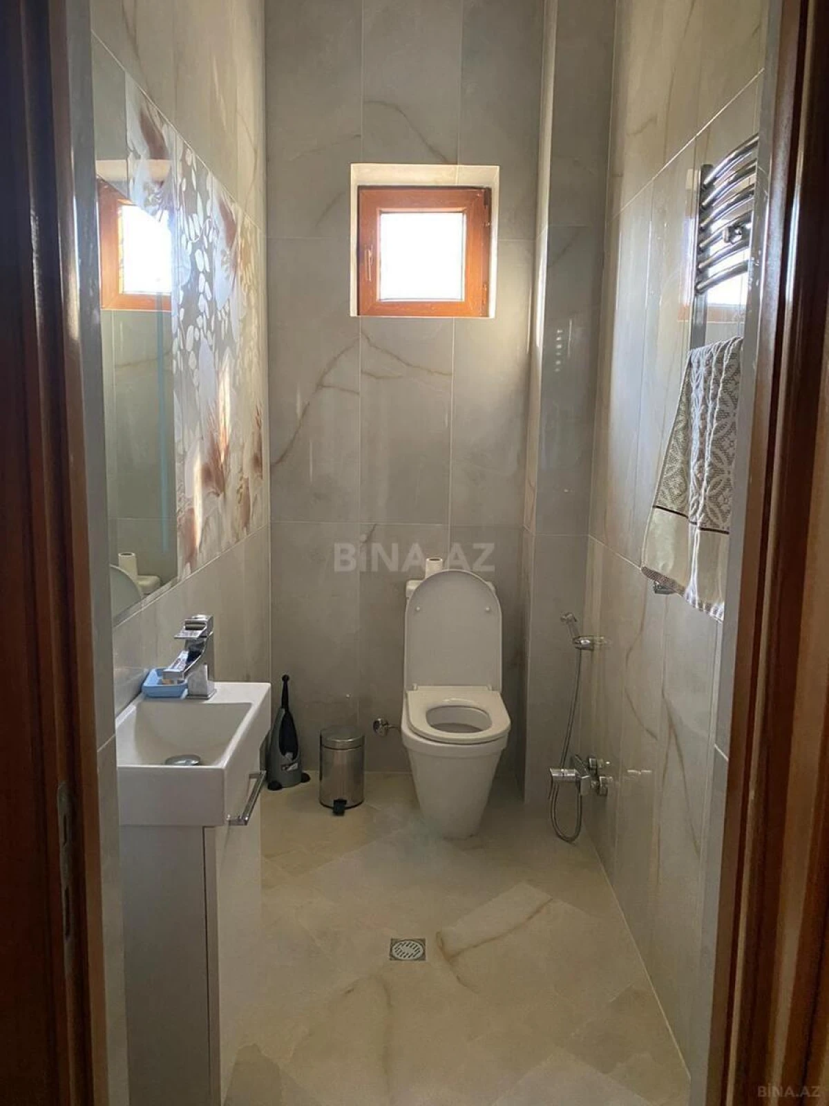 Satılır 10 otaqlı həyət evi 400 m²