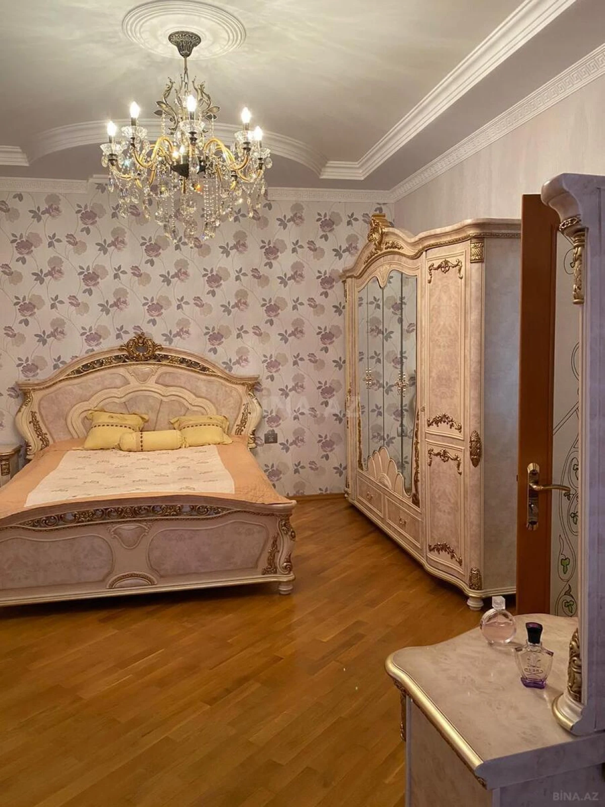 Satılır 10 otaqlı həyət evi 400 m²