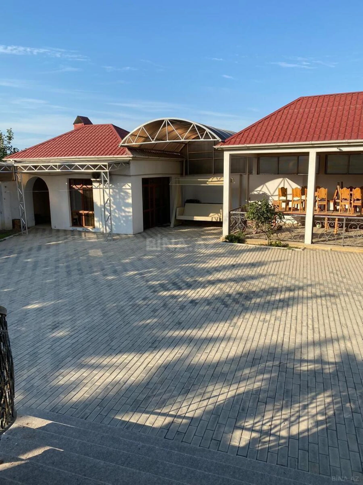 Satılır 10 otaqlı həyət evi 400 m²