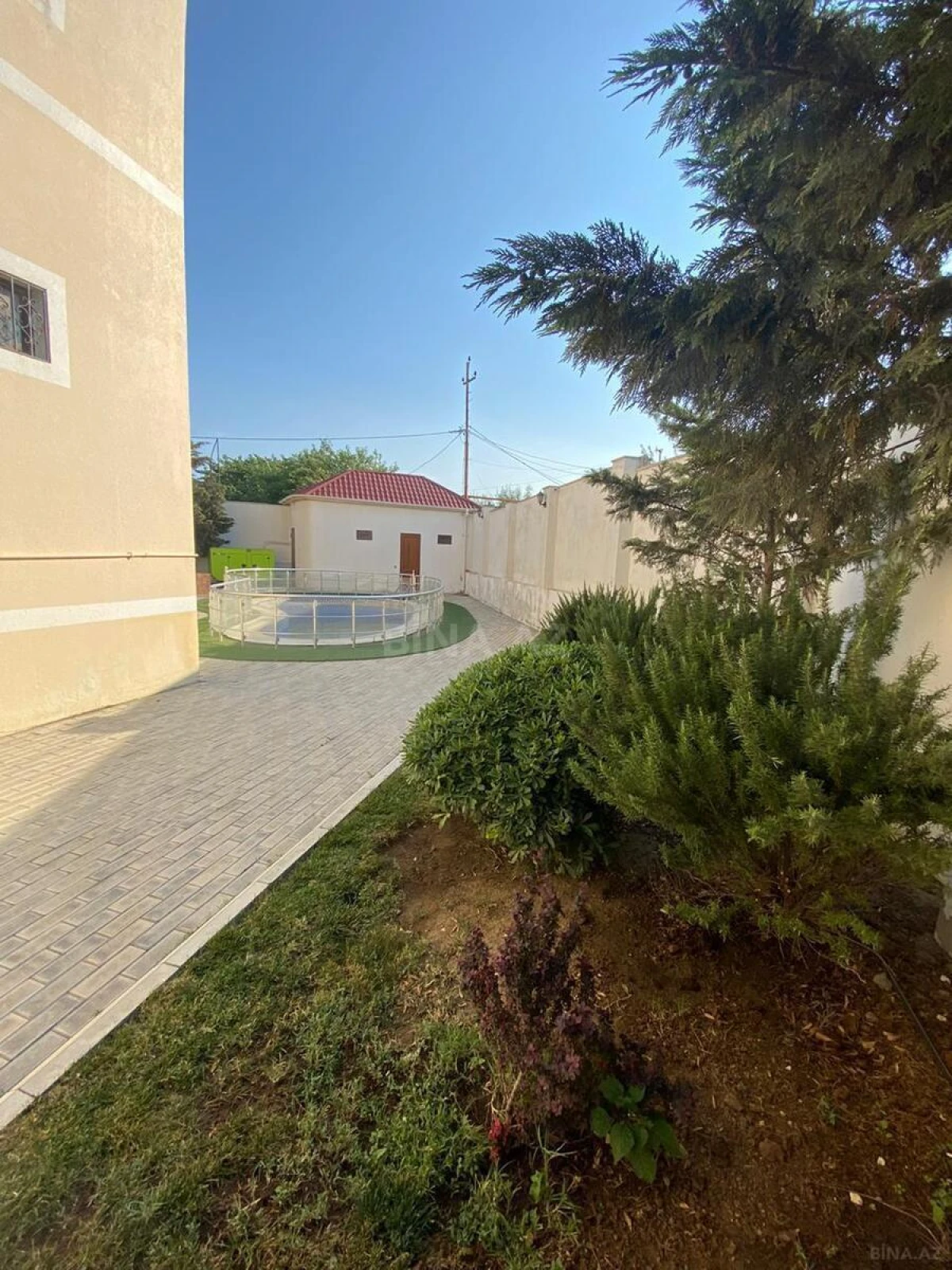 Satılır 10 otaqlı həyət evi 400 m²