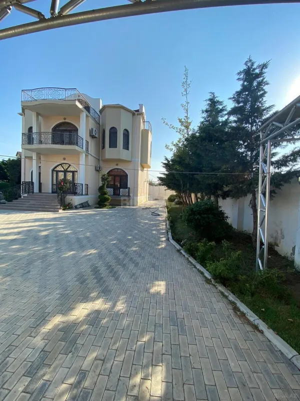 Satılır 10 otaqlı həyət evi 400 m²