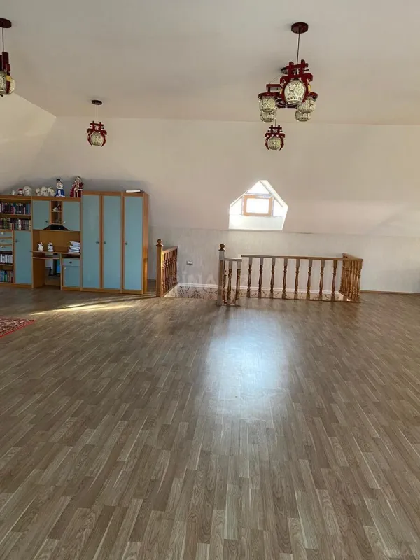 Satılır 10 otaqlı həyət evi 400 m²