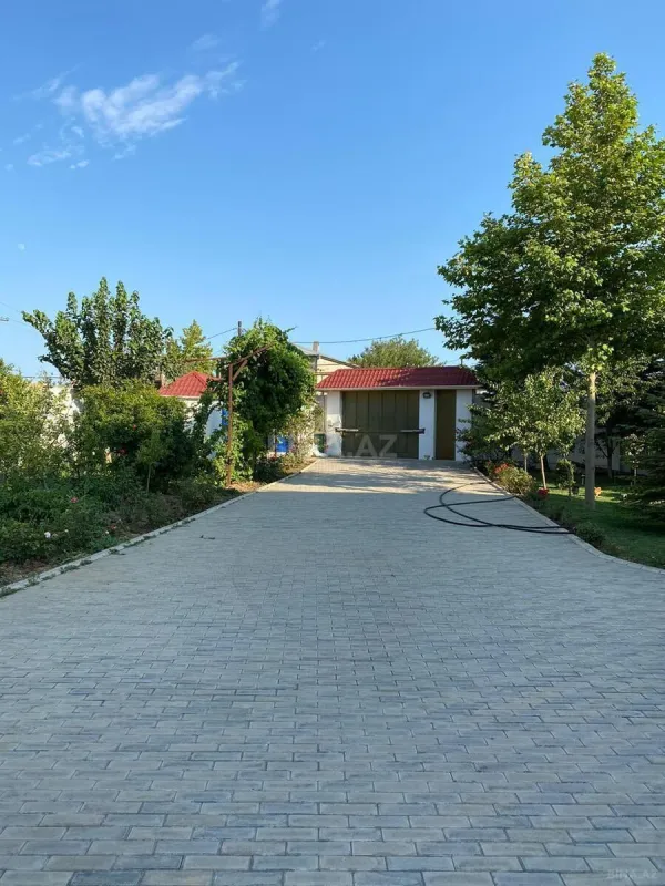 Satılır 10 otaqlı həyət evi 400 m²
