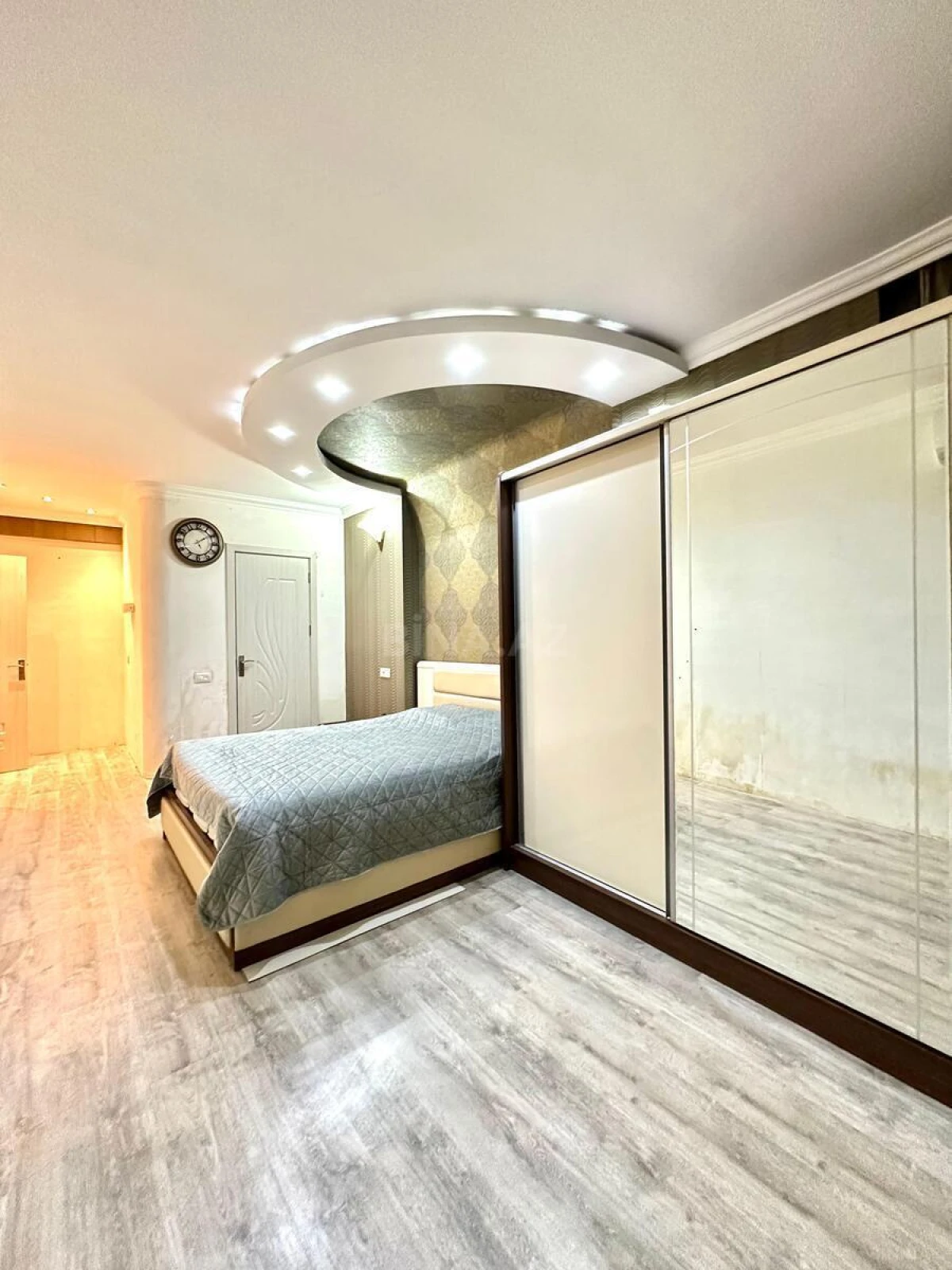 Satılır 3 otaqlı mənzil 136 m²