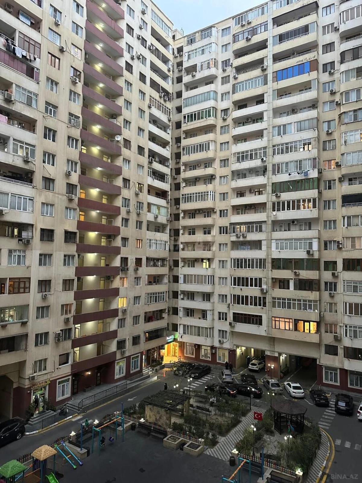 Satılır 3 otaqlı mənzil 136 m²