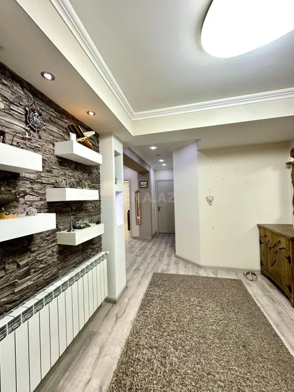 Satılır 3 otaqlı mənzil 136 m²