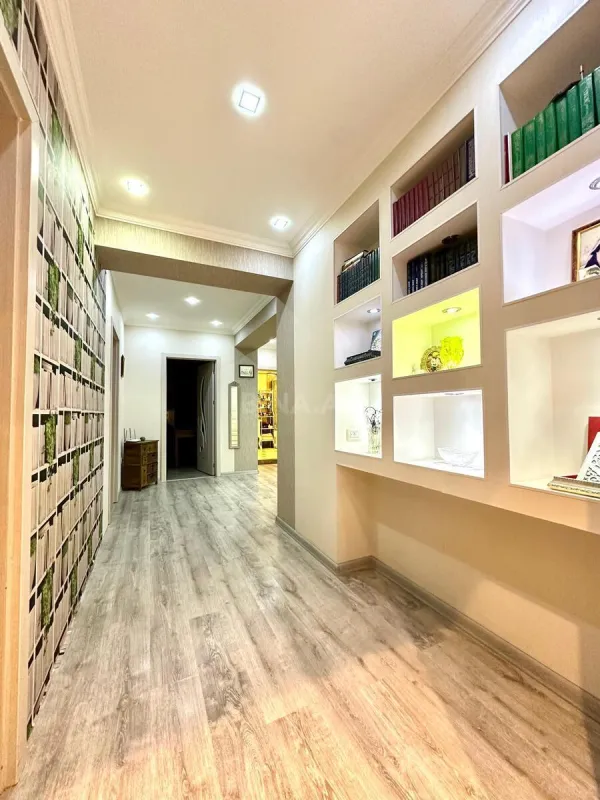 Satılır 3 otaqlı mənzil 136 m²
