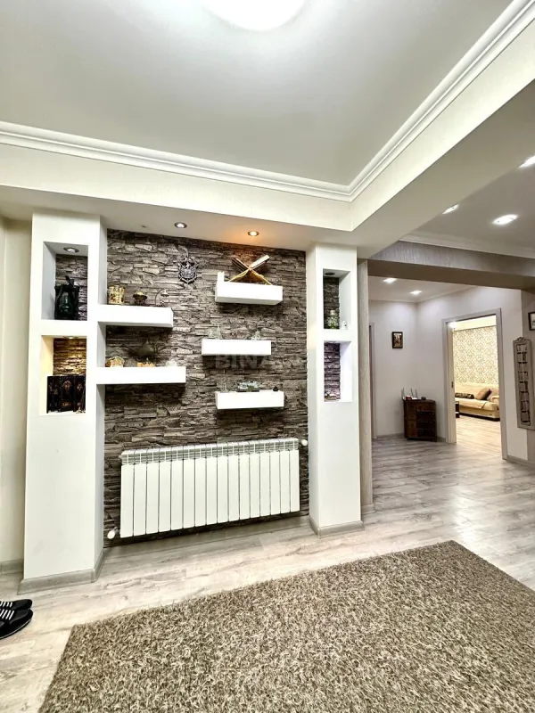 Satılır 3 otaqlı mənzil 136 m²