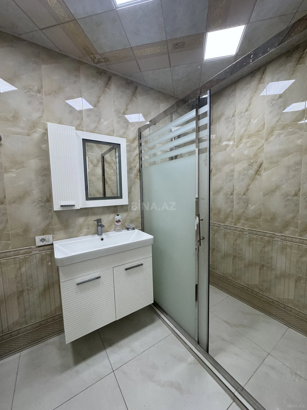 Kirayə verilir 2 otaqlı mənzil 75 m²