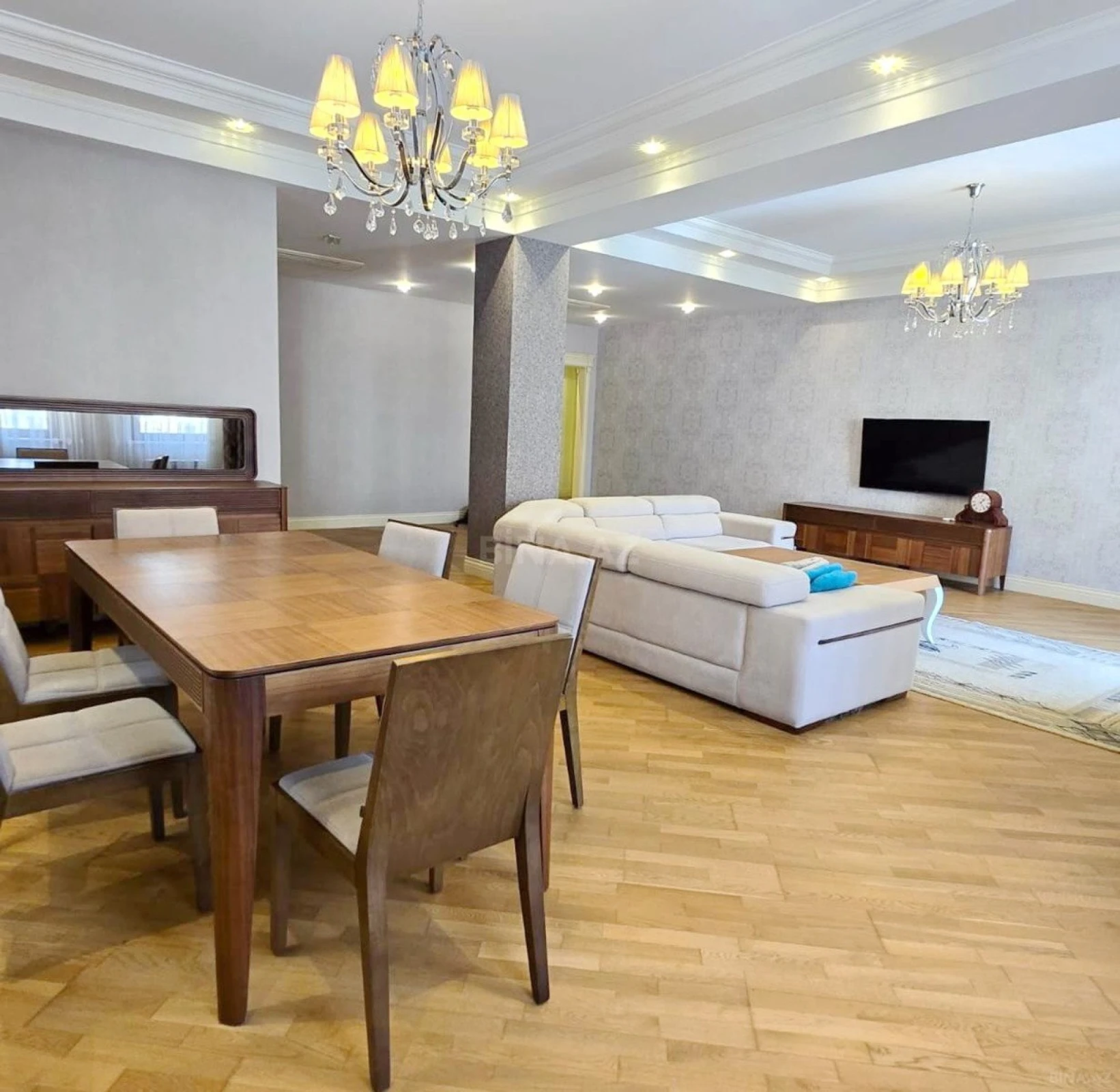 Kirayə verilir 5 otaqlı mənzil 256 m²