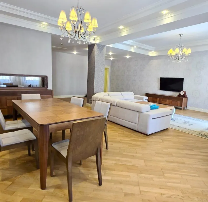 Kirayə verilir 5 otaqlı mənzil 256 m²