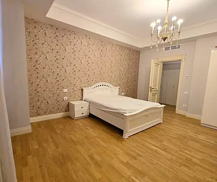 Kirayə verilir 5 otaqlı mənzil 256 m²