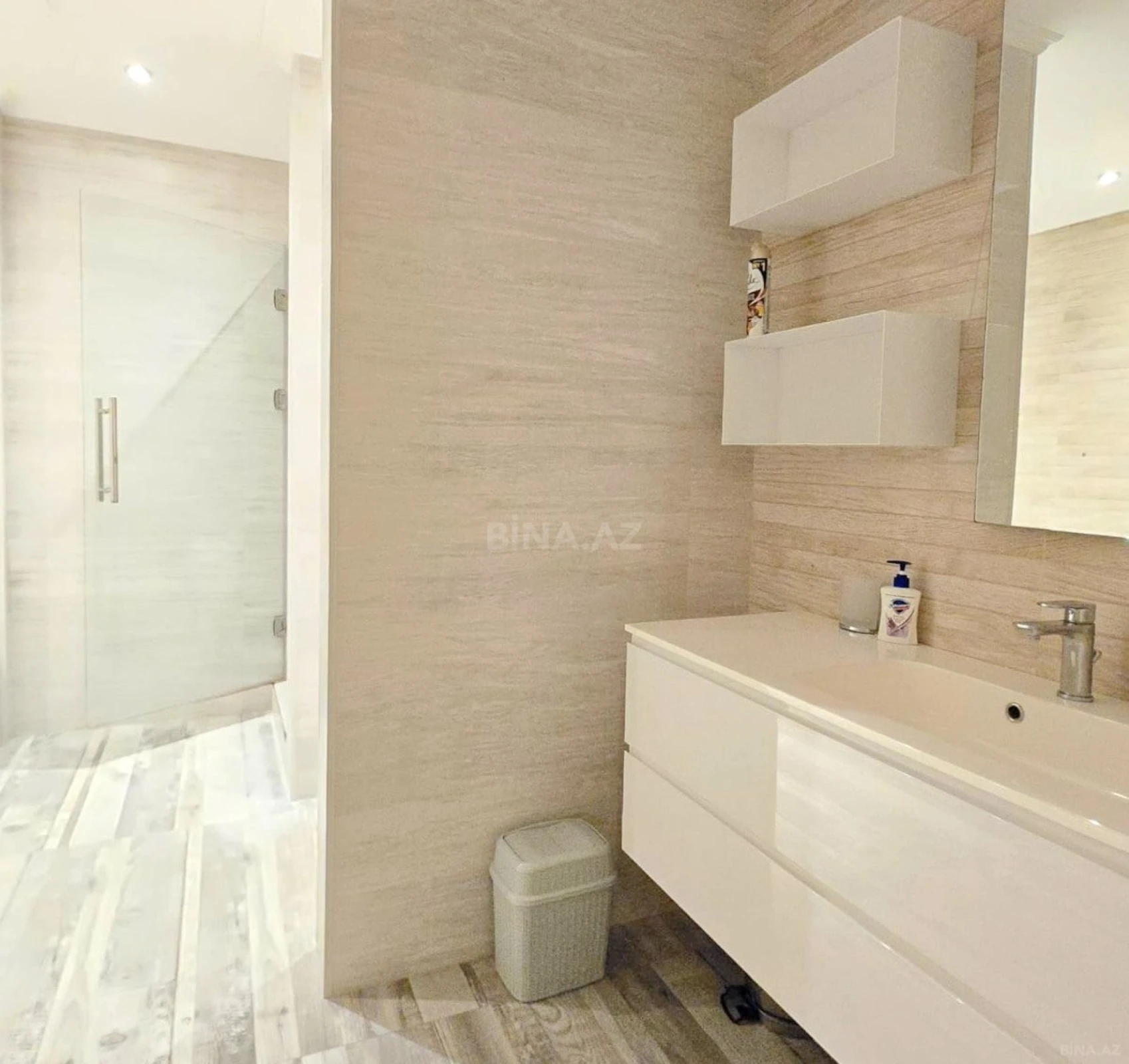 Kirayə verilir 5 otaqlı mənzil 256 m²