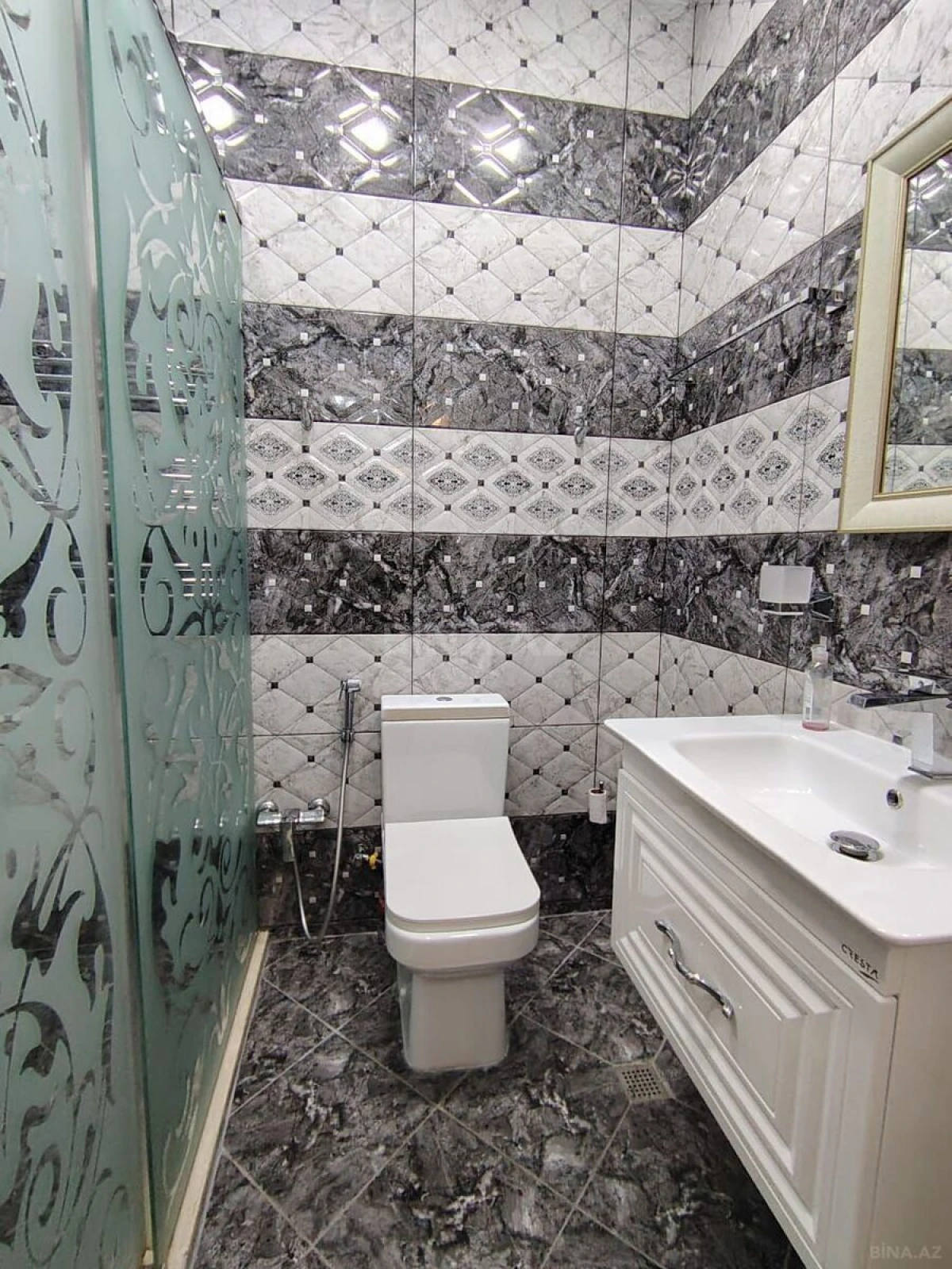 Satılır 2 otaqlı mənzil 65 m²