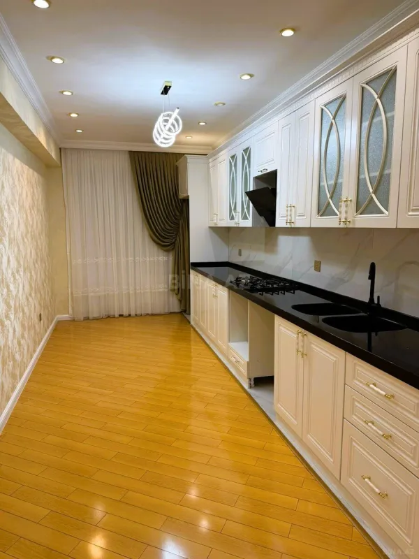 Satılır 3 otaqlı mənzil 150 m²