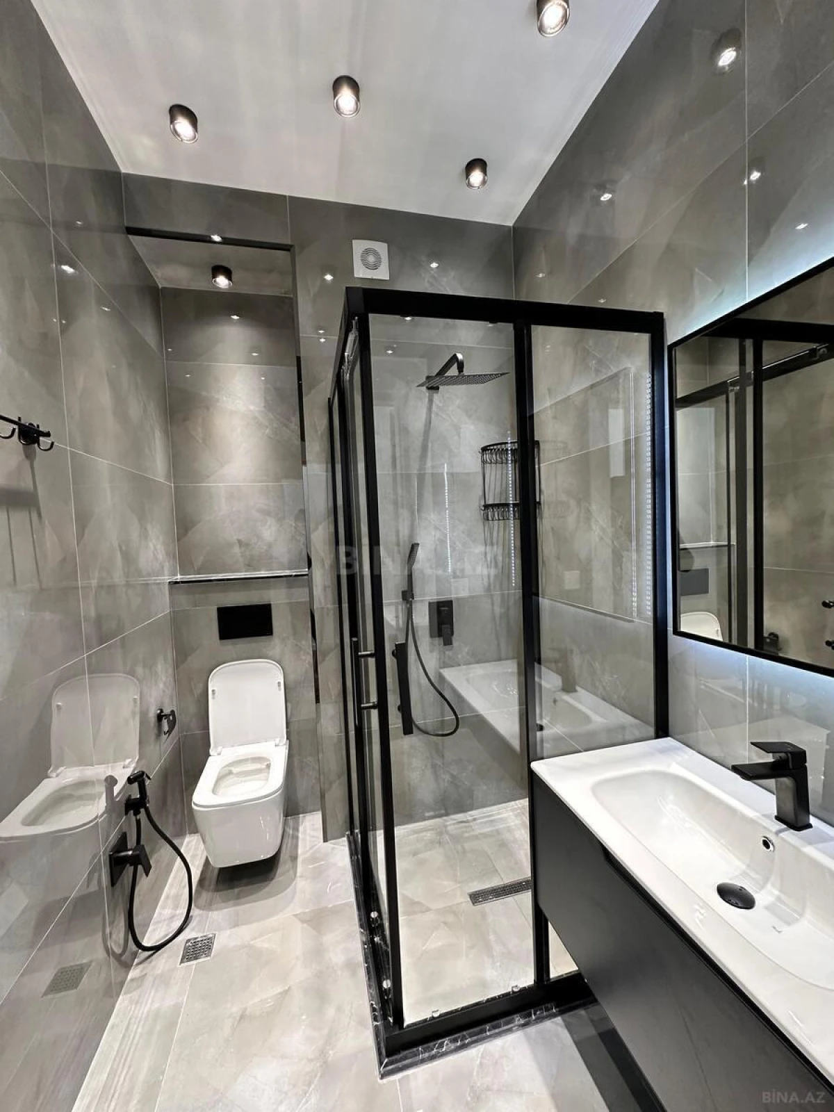 Satılır 5 otaqlı mənzil 204 m²