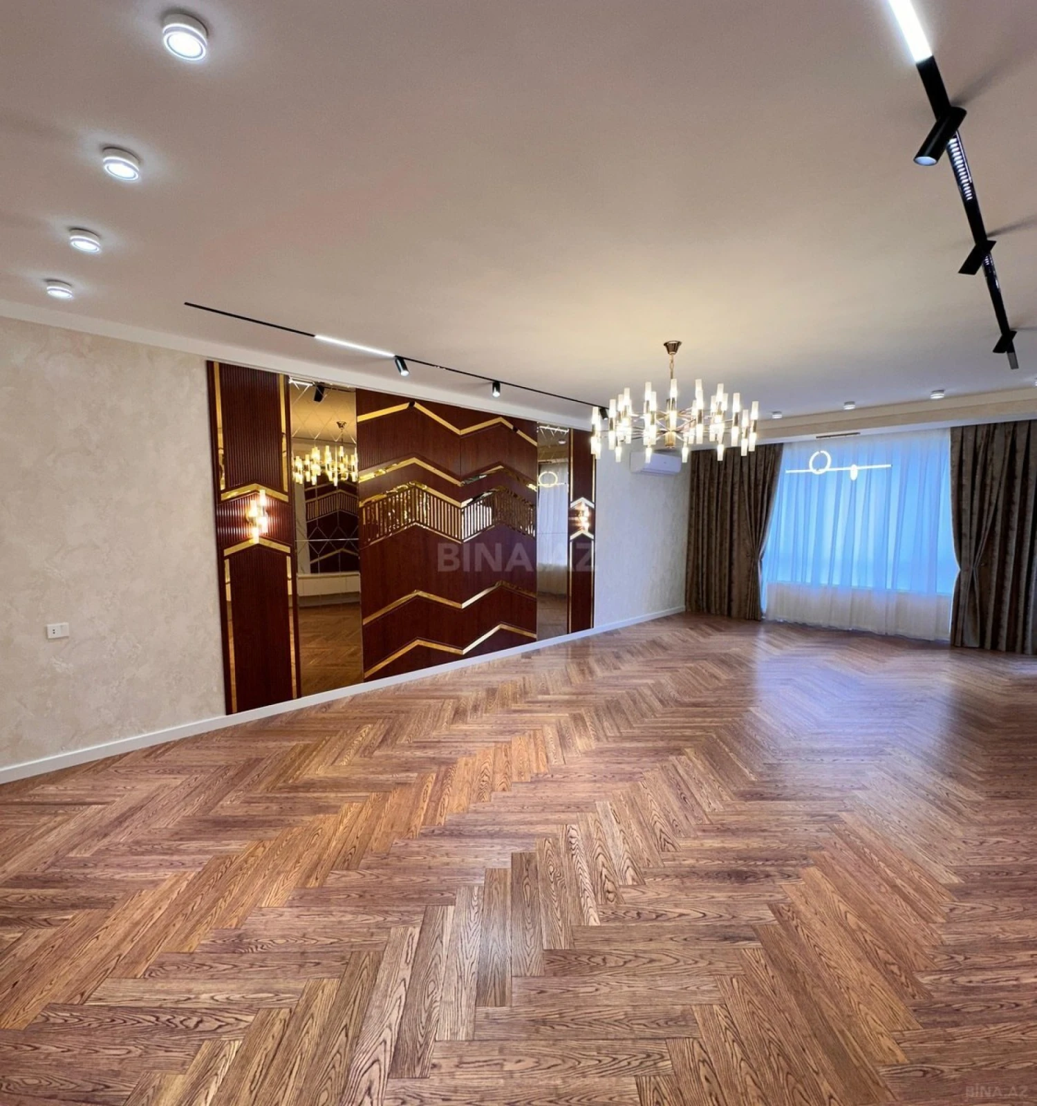 Satılır 5 otaqlı mənzil 204 m²