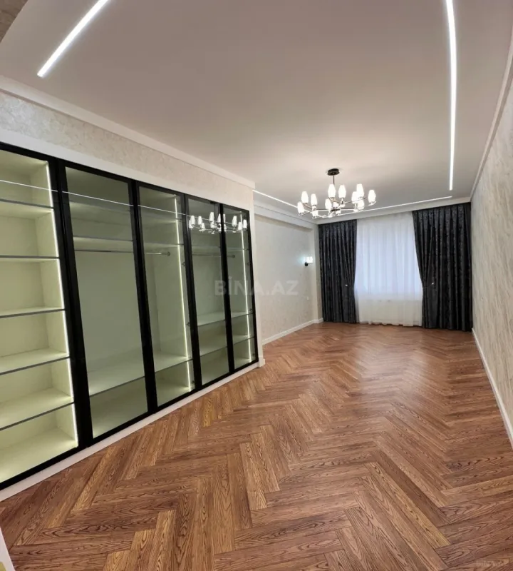 Satılır 5 otaqlı mənzil 204 m²