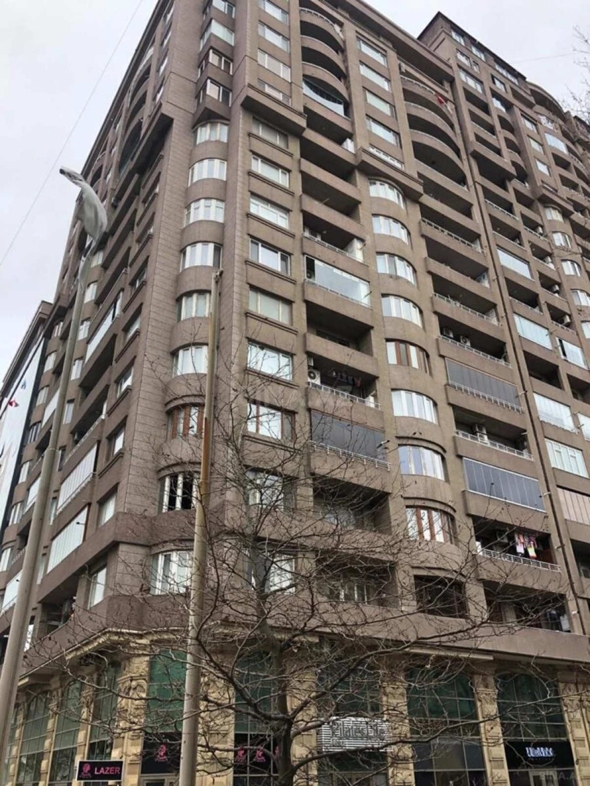 Satılır 5 otaqlı mənzil 330 m²