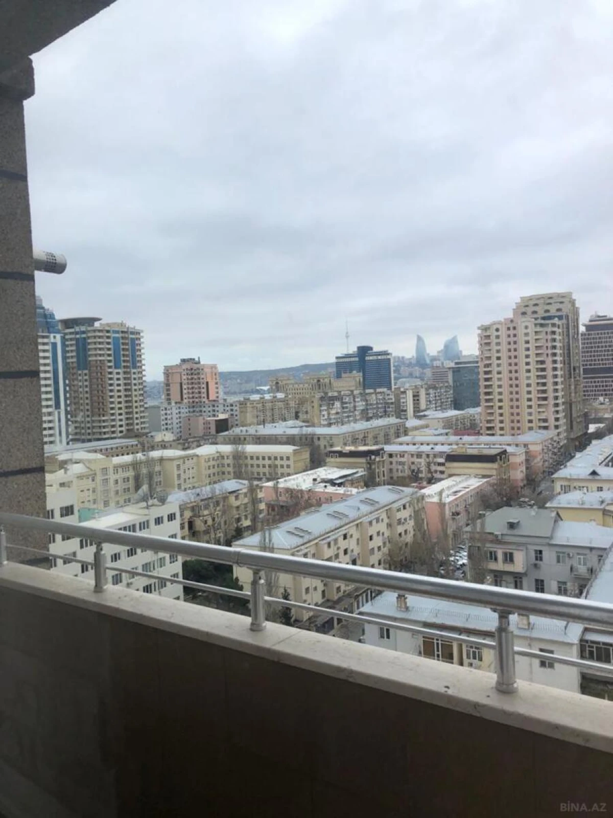 Satılır 5 otaqlı mənzil 330 m²