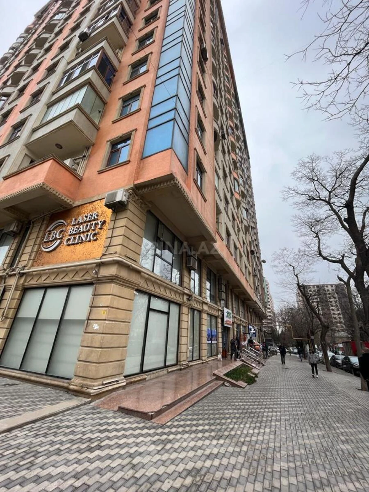 Satılır obyekt 196 m²