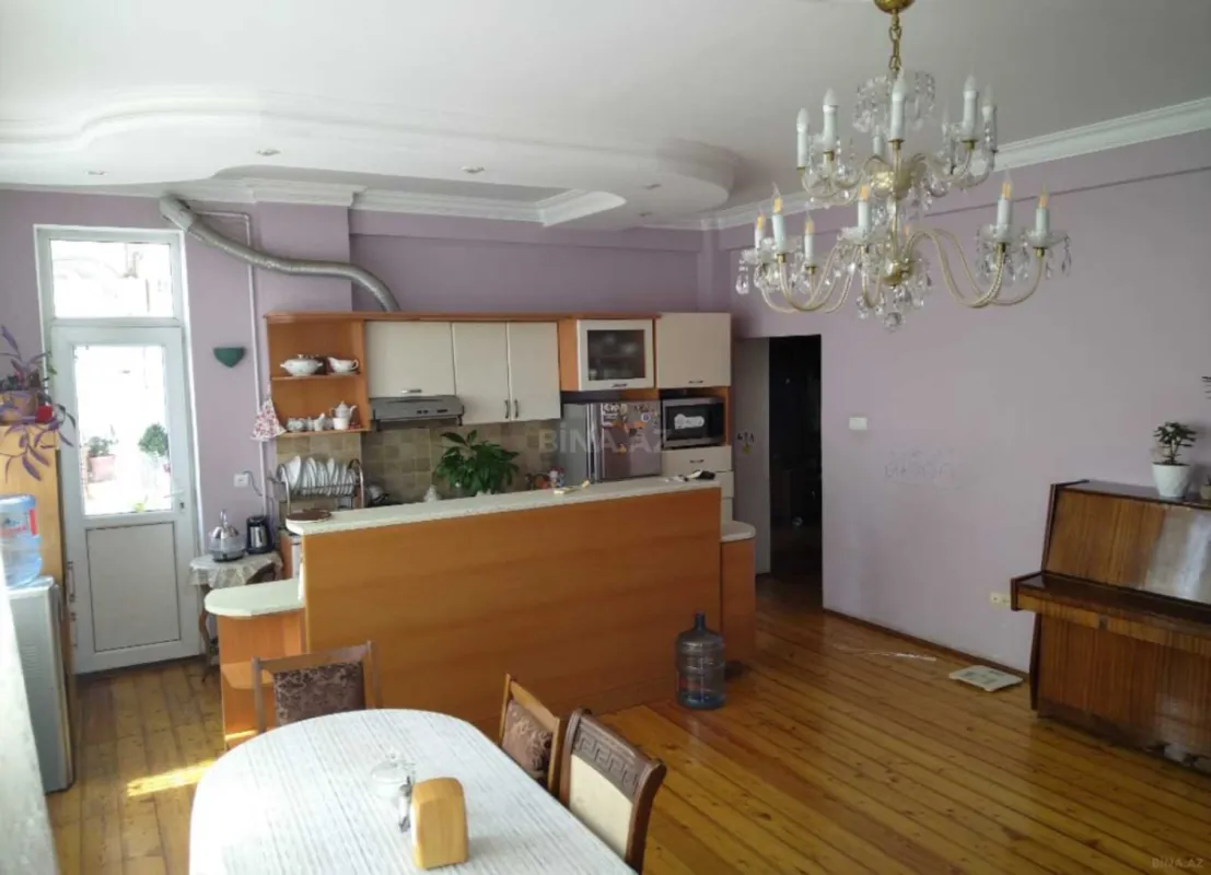 Satılır 4 otaqlı mənzil 135 m²