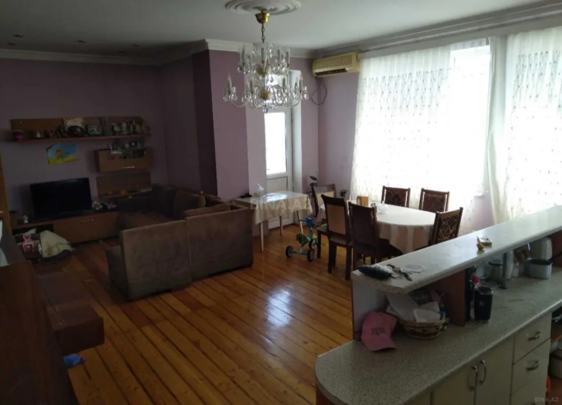 Satılır 4 otaqlı mənzil 135 m²