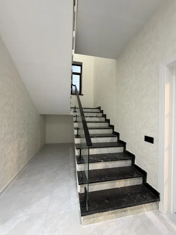 Satılır 5 otaqlı həyət evi 200 m²