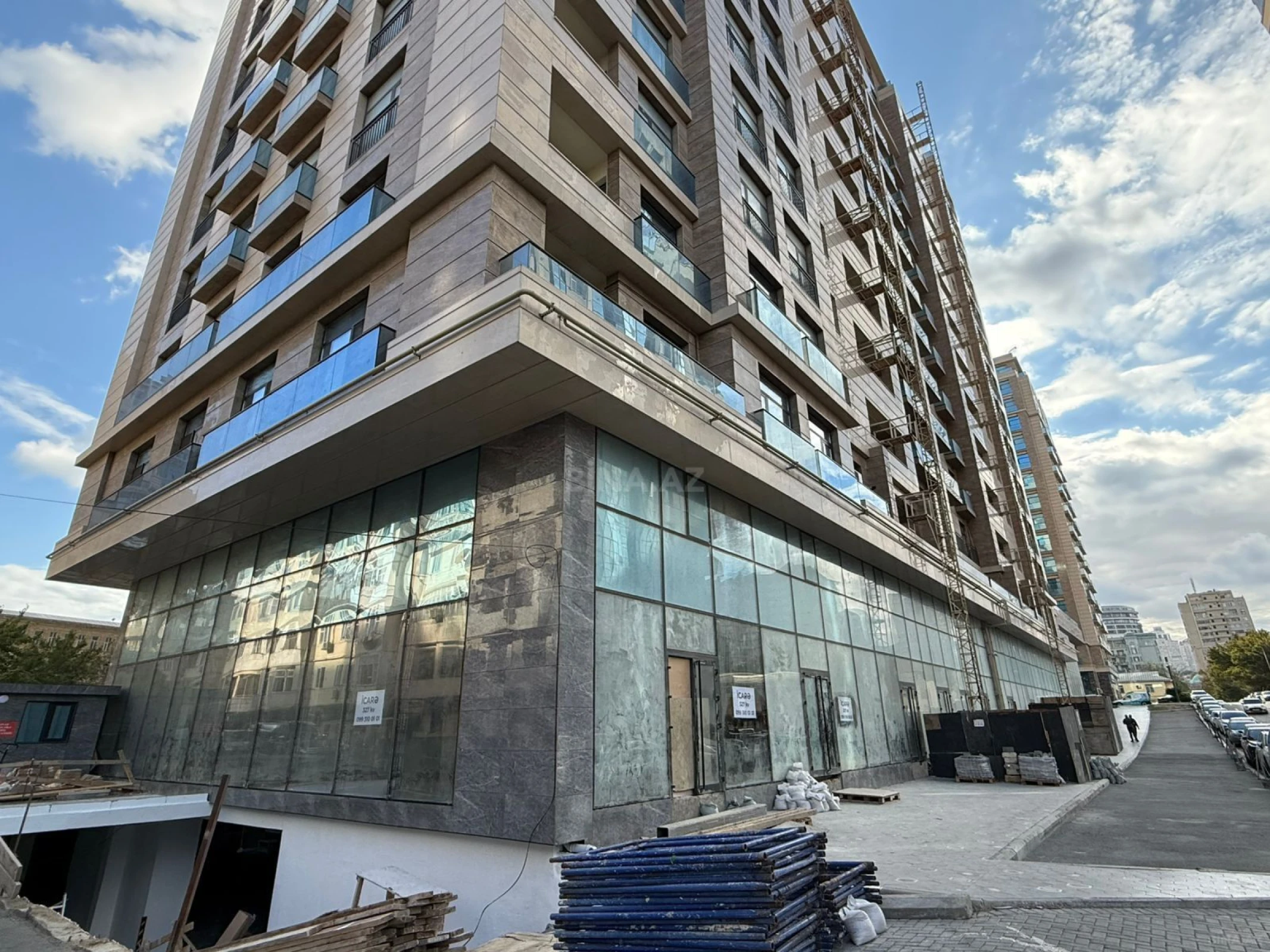 Satılır obyekt 327 m²