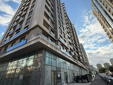 Satılır obyekt 327 m²