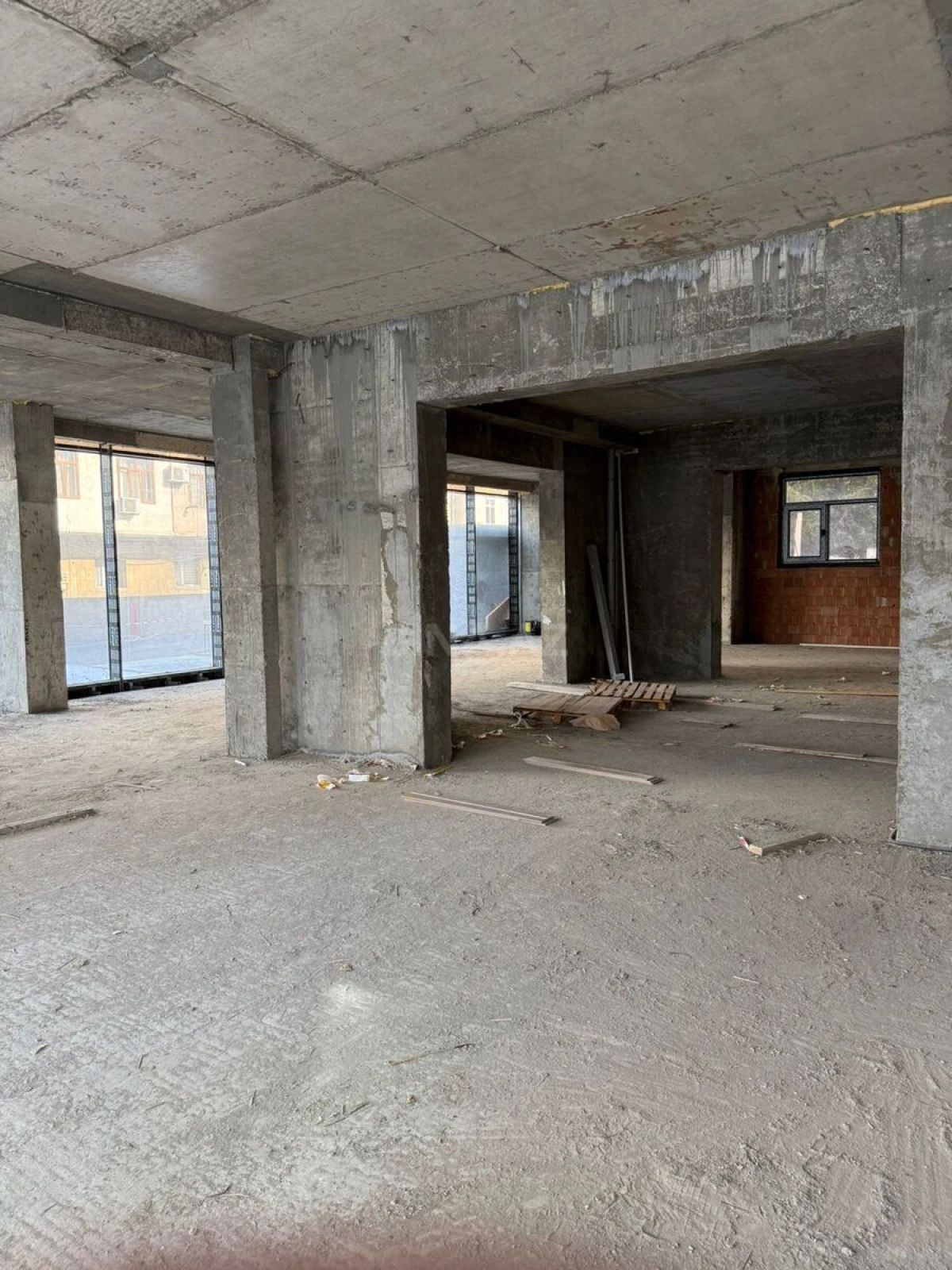 Satılır obyekt 327 m²