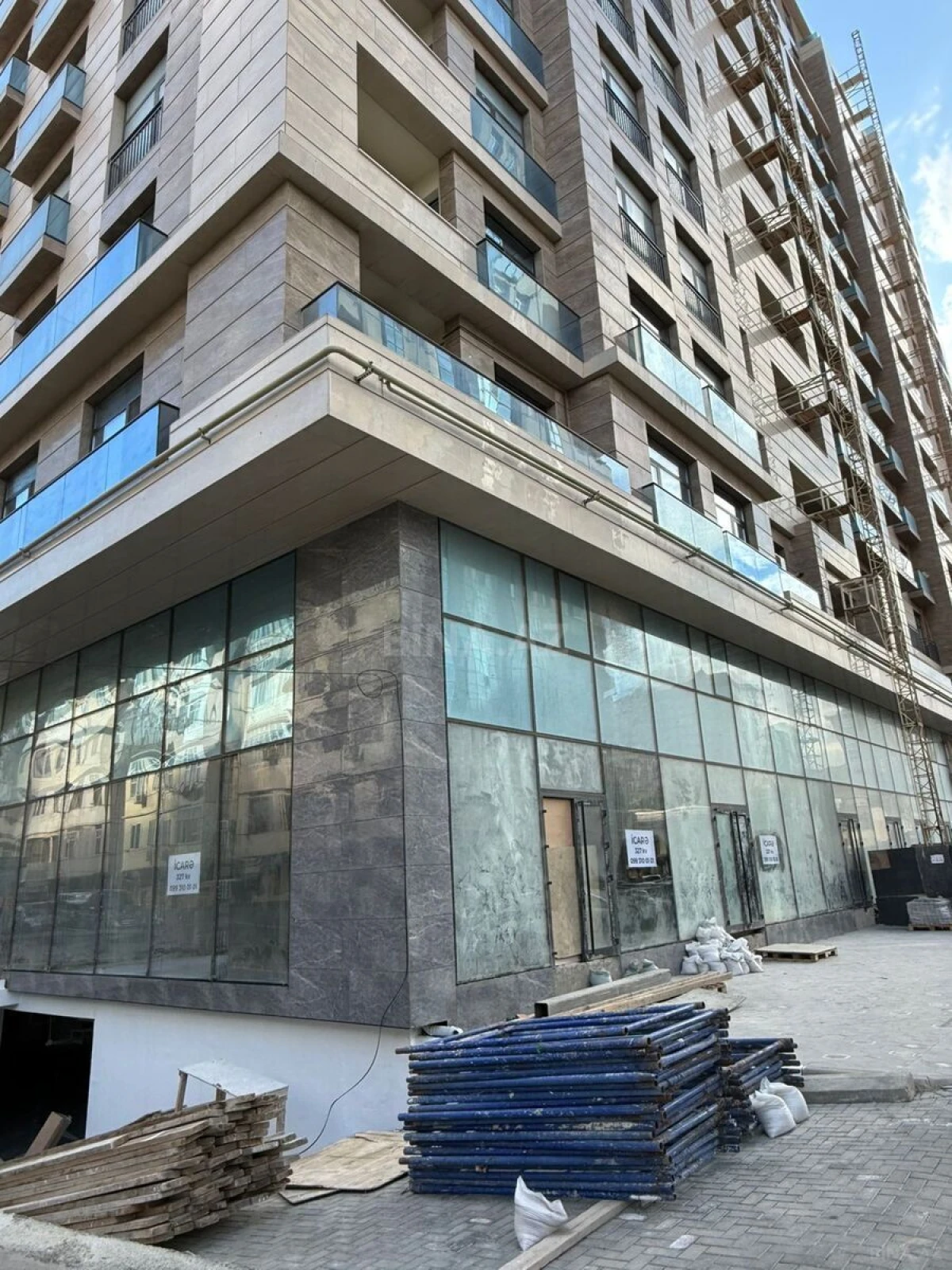 Satılır obyekt 327 m²