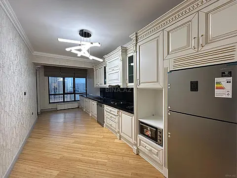 Satılır 4 otaqlı mənzil 205 m²