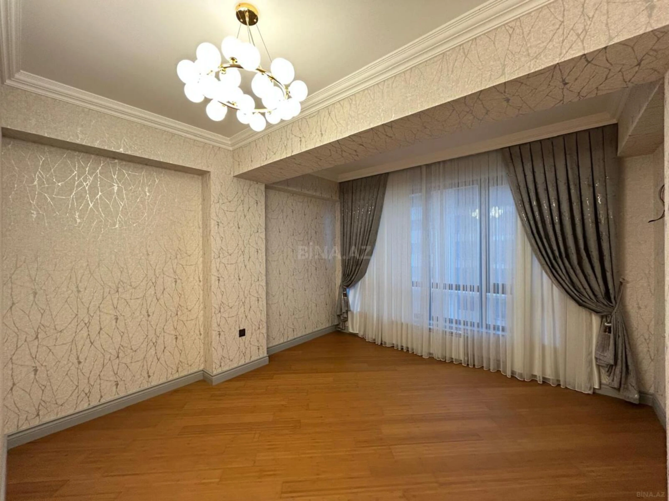 Satılır 4 otaqlı mənzil 205 m²