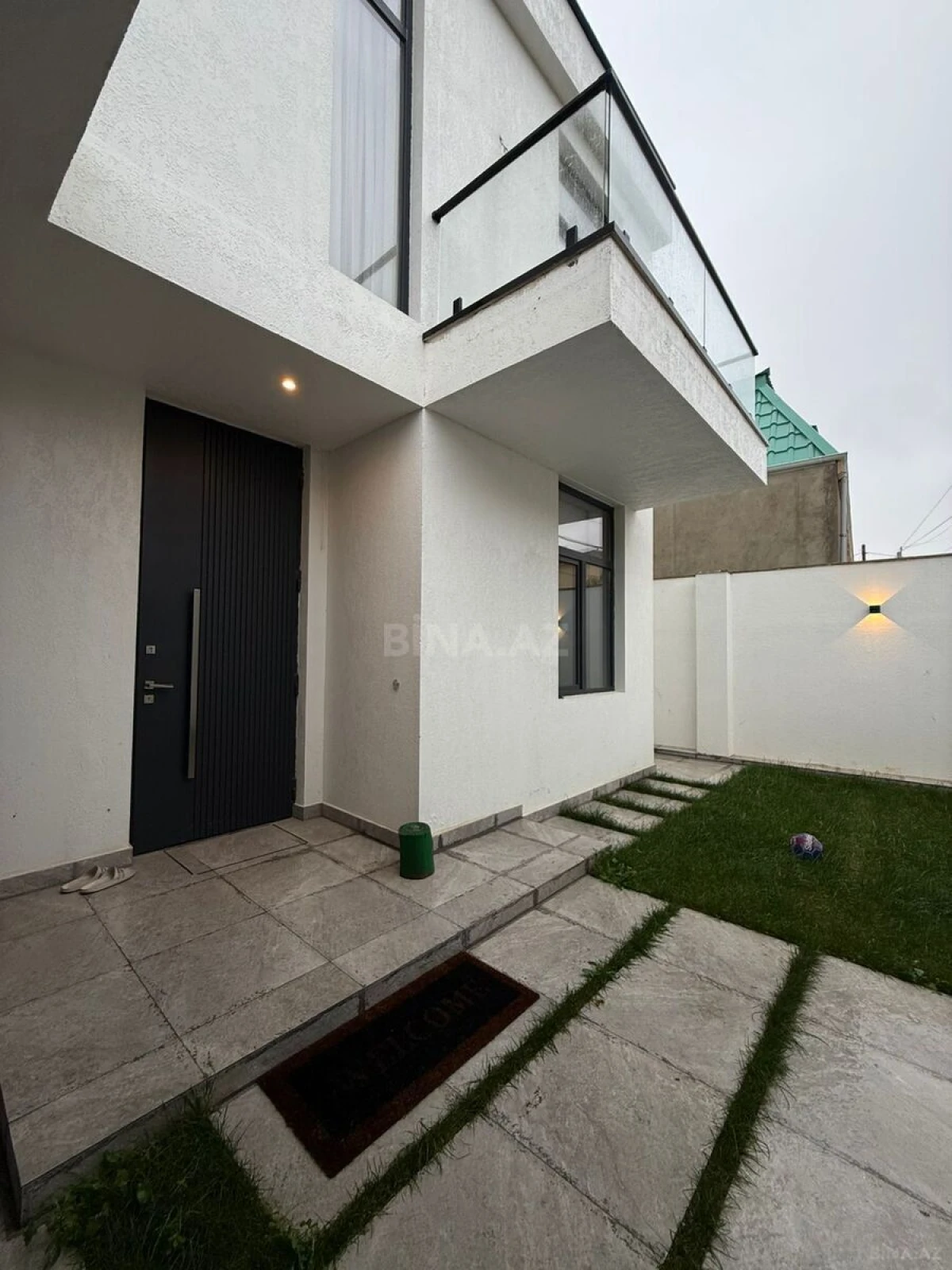 Satılır 5 otaqlı həyət evi 240 m²