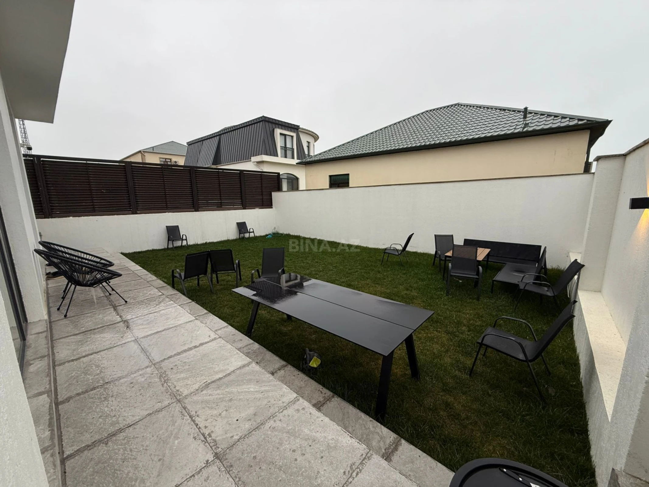 Satılır 5 otaqlı həyət evi 240 m²