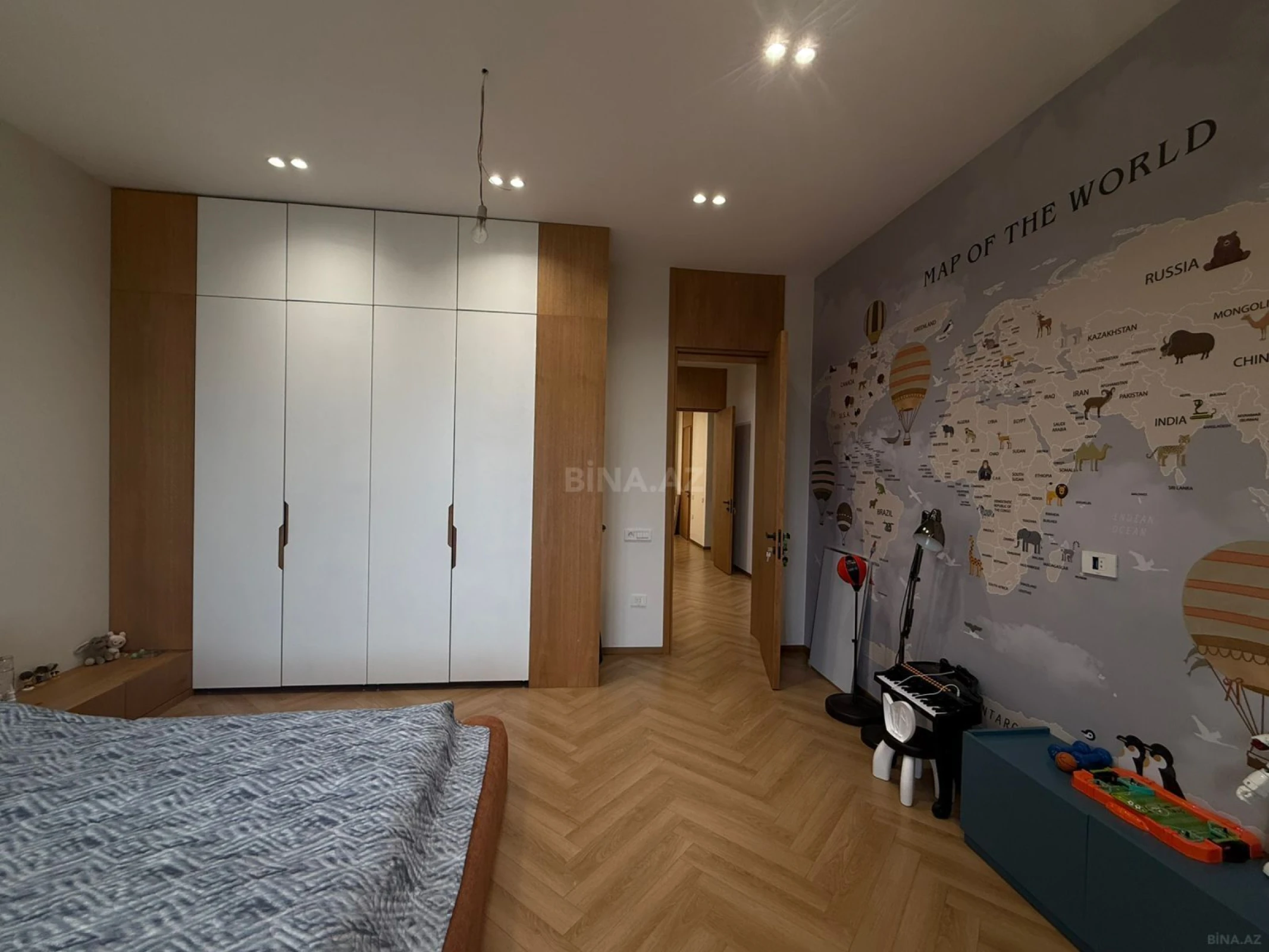 Satılır 5 otaqlı həyət evi 240 m²