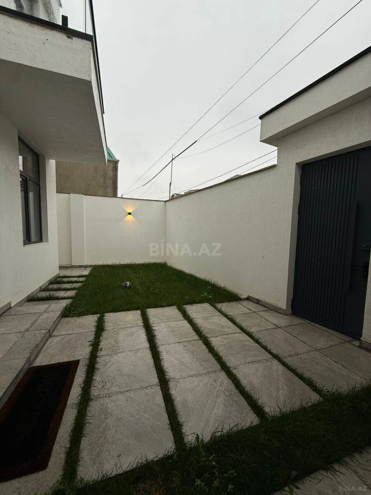 Satılır 5 otaqlı həyət evi 240 m²