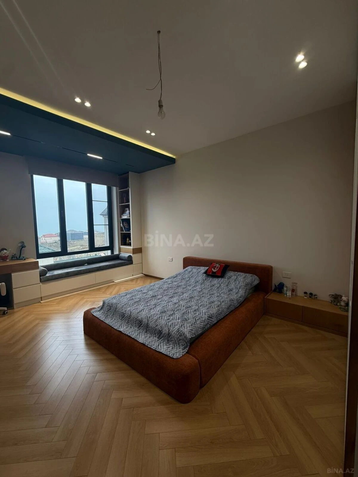 Satılır 5 otaqlı həyət evi 240 m²
