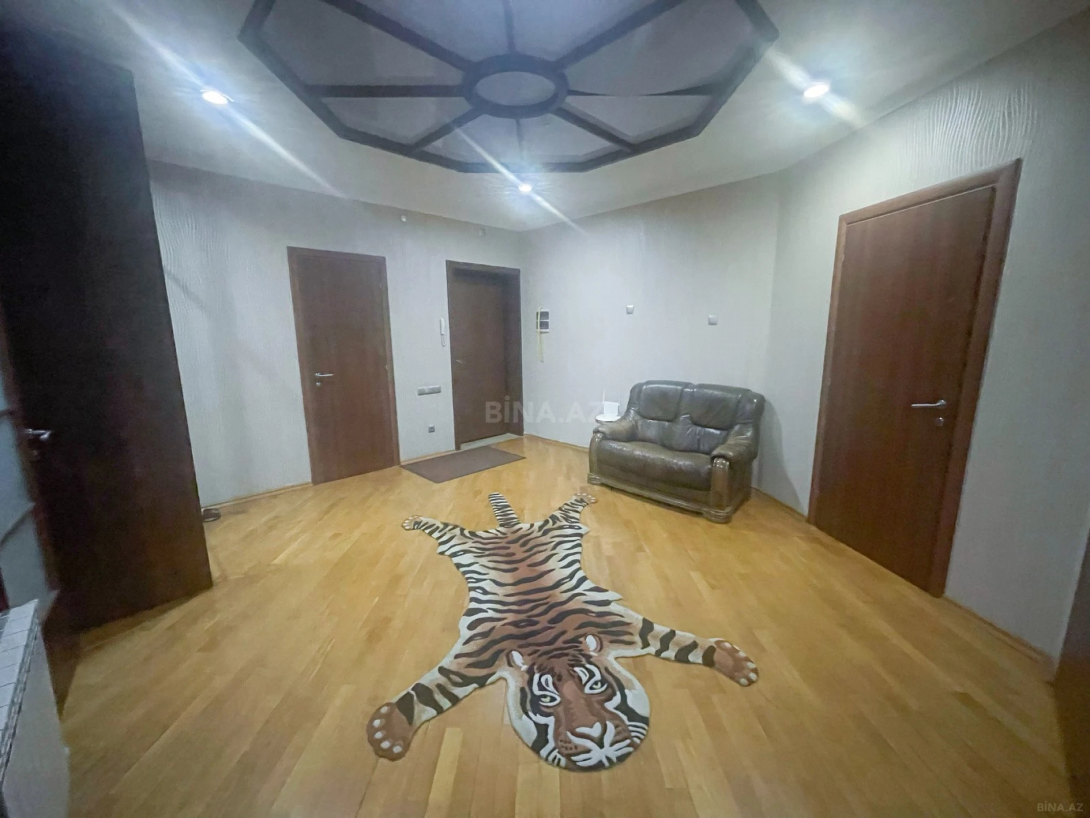 Satılır 3 otaqlı mənzil 150 m²