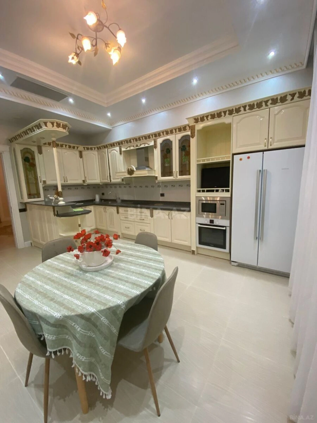 Kirayə verilir 4 otaqlı mənzil 230 m²