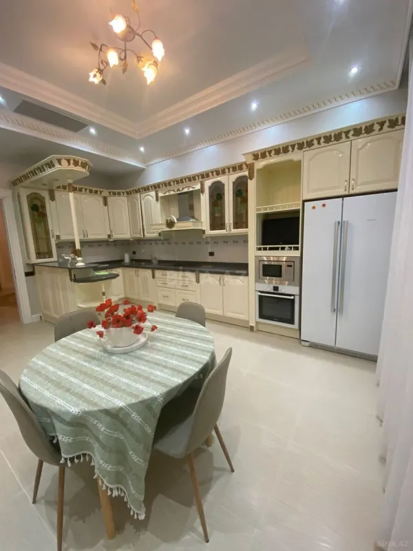 Kirayə verilir 4 otaqlı mənzil 230 m²