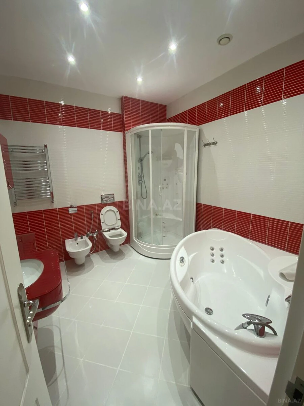 Kirayə verilir 4 otaqlı mənzil 230 m²