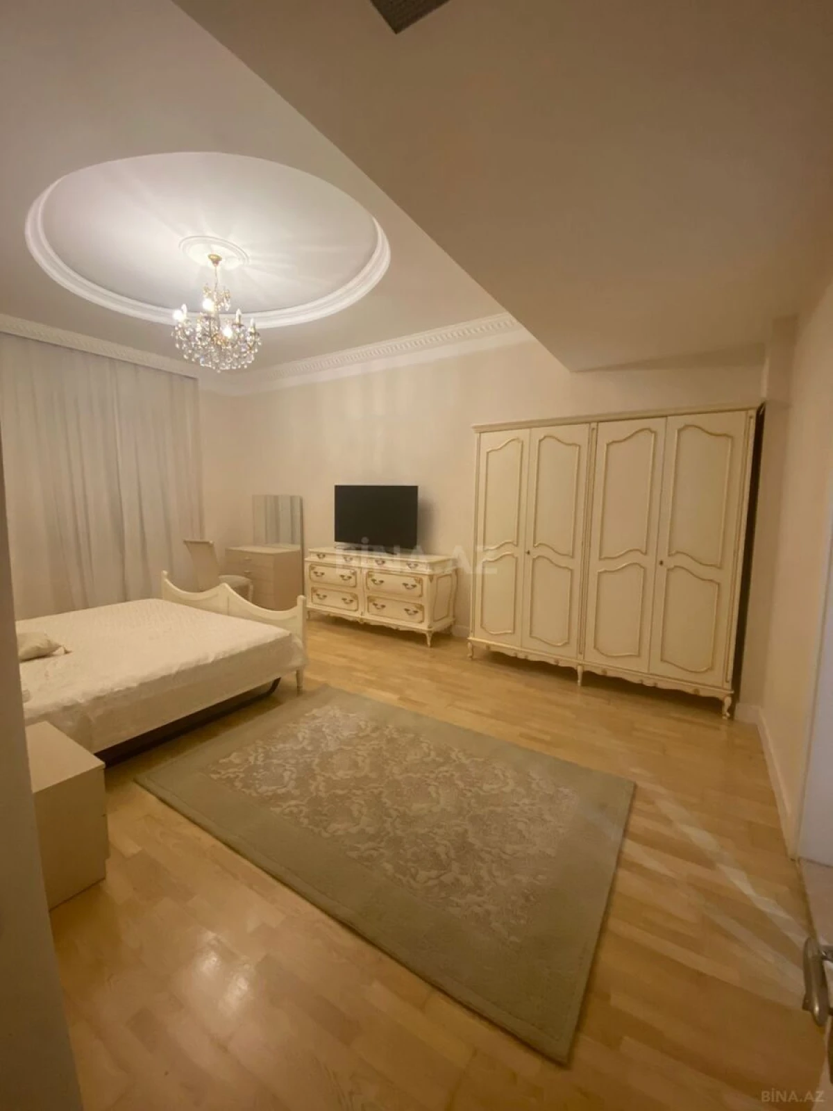 Kirayə verilir 4 otaqlı mənzil 230 m²