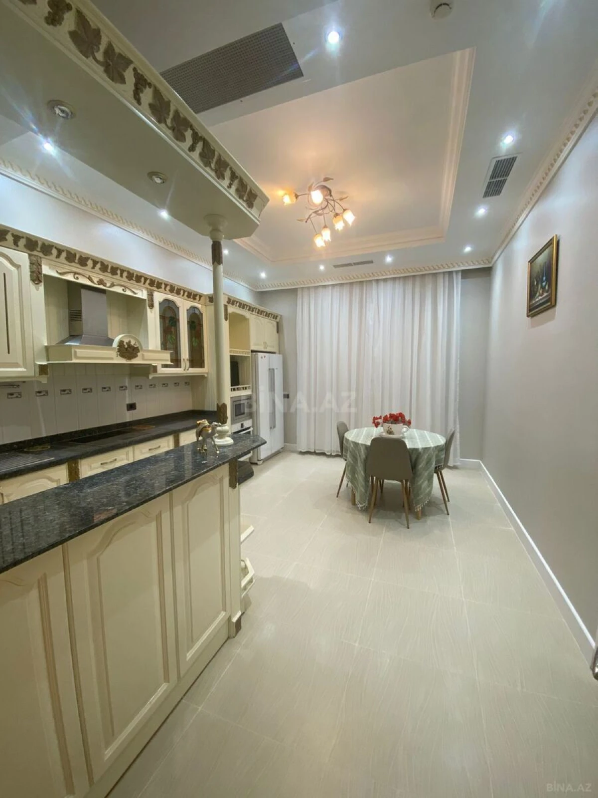 Kirayə verilir 4 otaqlı mənzil 230 m²