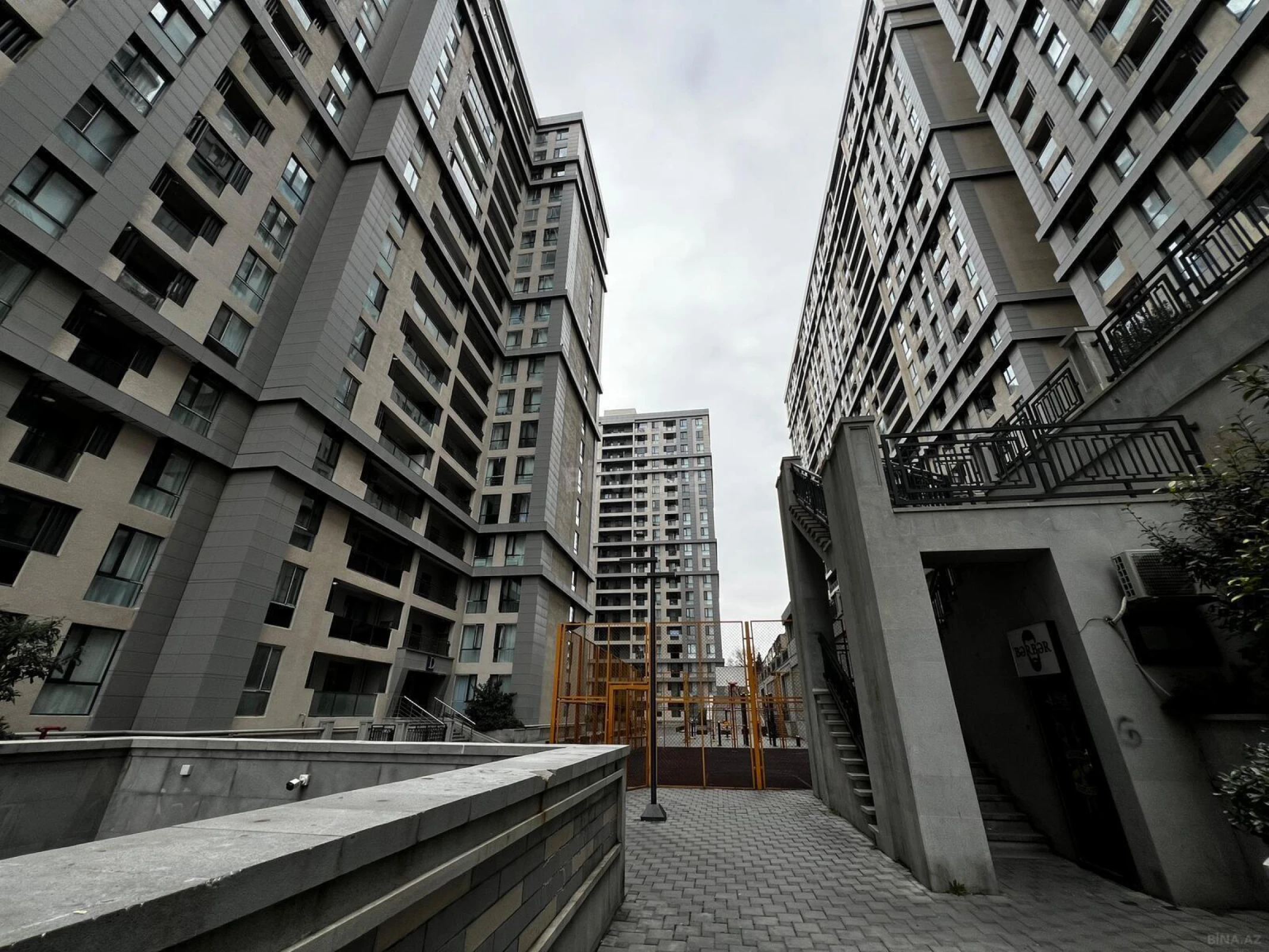 Satılır 3 otaqlı mənzil 146 m²