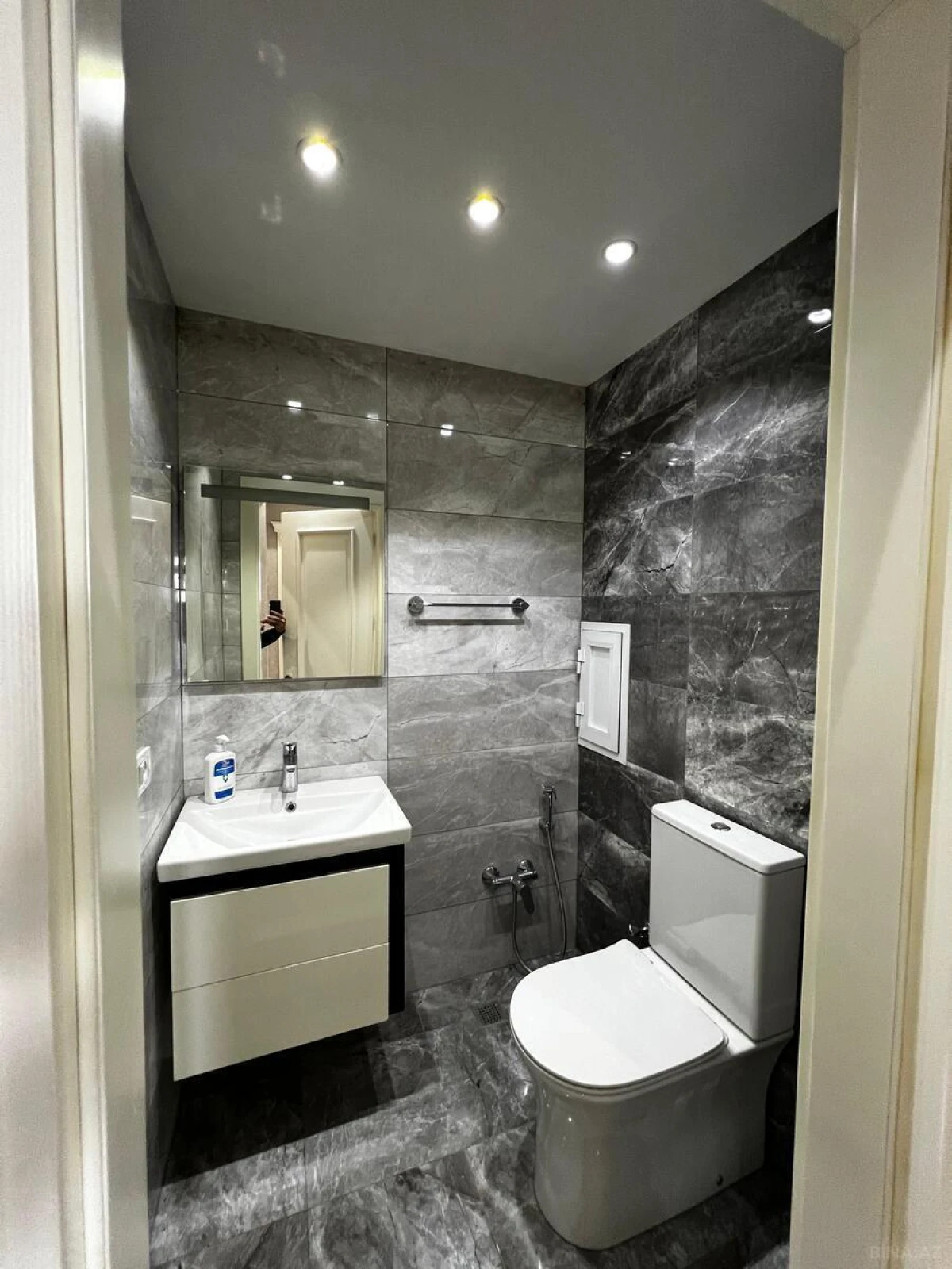 Satılır 3 otaqlı mənzil 146 m²