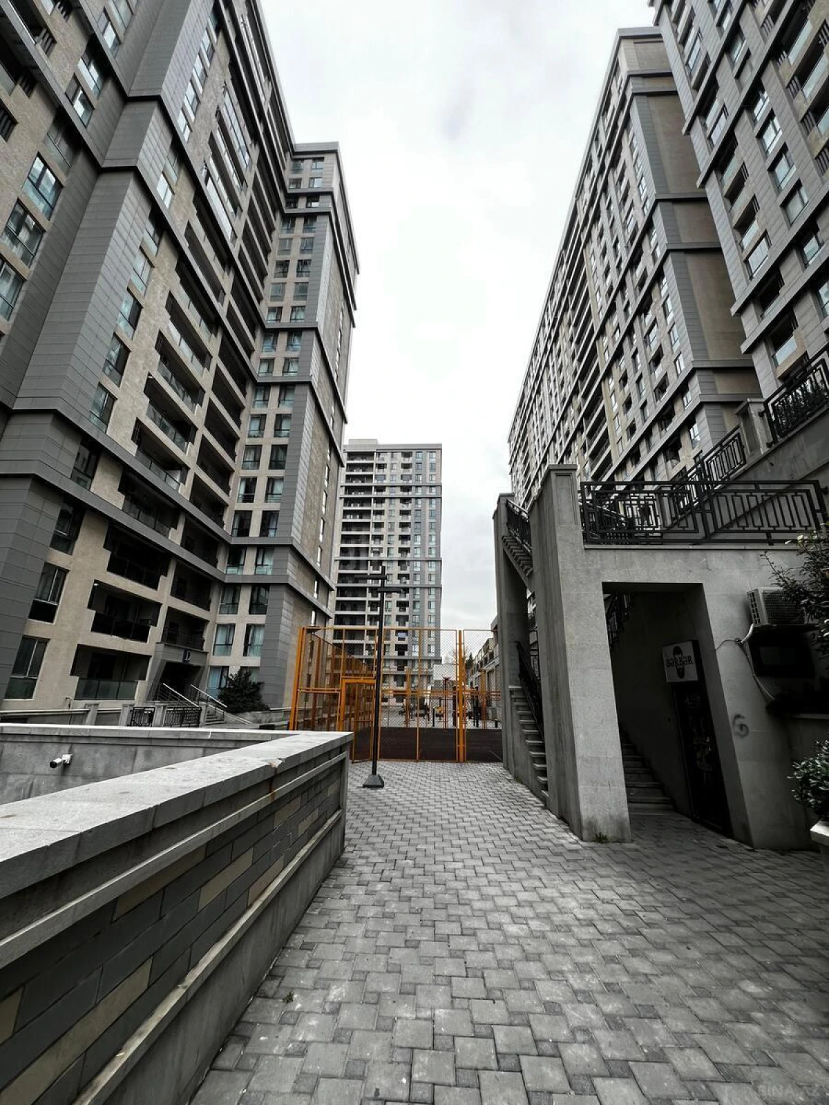 Satılır 3 otaqlı mənzil 146 m²