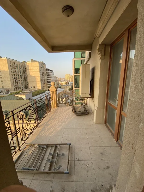 Kirayə verilir 4 otaqlı mənzil 204 m²